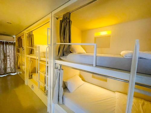 Zimmer mit 2 Etagenbetten in einem Zimmer in der Unterkunft HUG Backpackers in Chiang Mai