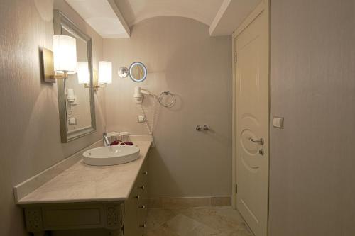 Ένα μπάνιο στο Pinehill Hotel & Suites