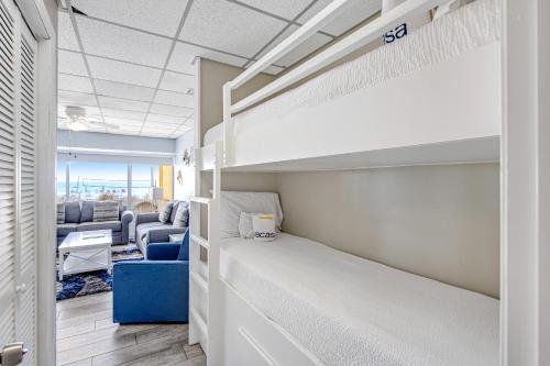 una camera con letto a castello e un soggiorno di Continental Condo 118 a Panama City Beach