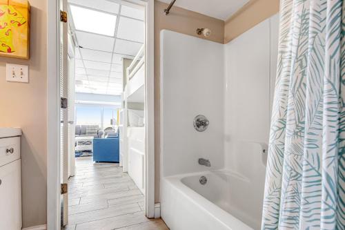 bagno con vasca e tenda doccia di Continental Condo 118 a Panama City Beach