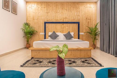 een slaapkamer met een bed en een tafel in een kamer bij The Hillside inn by Exotic Stays in Kasauli