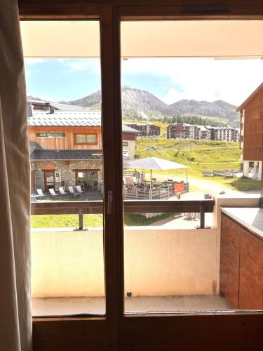 Photo de la galerie de l'établissement Apartment at the foot of the slopes with balcony, à La Plagne