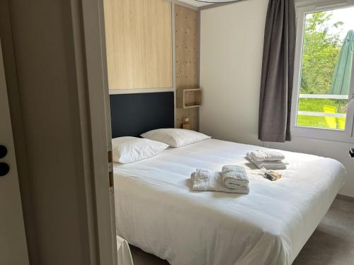 Postel nebo postele na pokoji v ubytování Charmant chalet avec spa à Hasparren, 50 m², piscine partagée