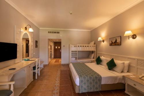 Sunrise Mamlouk Palace Resort — Bedroom