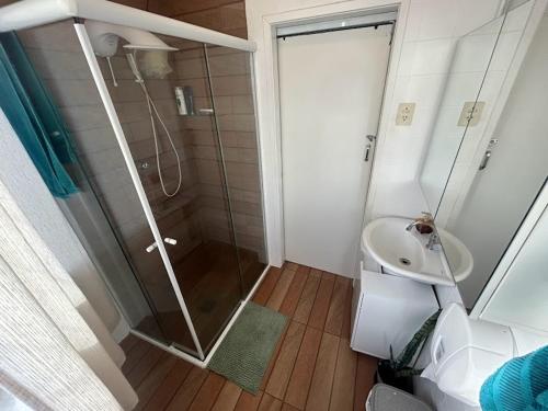 a bathroom with a shower and a sink at Quarto 6 no Centro de Itajaí, Ar+SmartTv in Itajaí