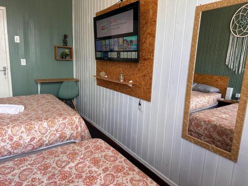 Ένα ή περισσότερα κρεβάτια σε δωμάτιο στο Quarto 6 no Centro de Itajaí, Ar+SmartTv