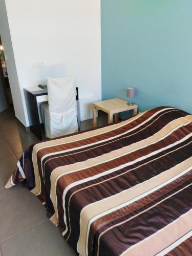 ÉchalasにあるGite de prejeurinのベッドと机があるホテルの部屋
