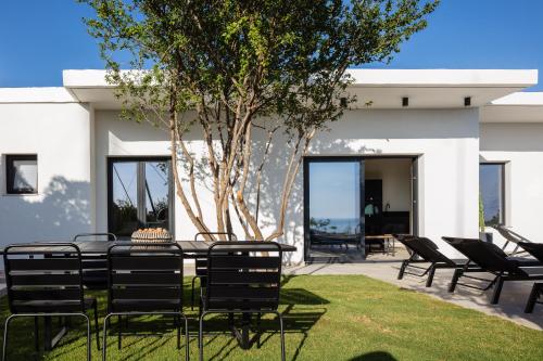 Posezení v ubytování Harisma Villa, with Sensory Design & Prime Spot, By ThinkVilla