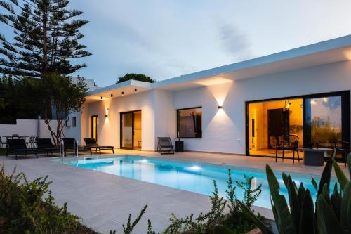 Bazén v ubytování Harisma Villa, with Sensory Design & Prime Spot, By ThinkVilla nebo v jeho okolí