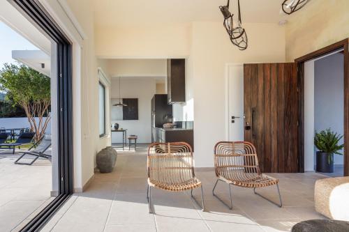 Posezení v ubytování Harisma Villa, with Sensory Design & Prime Spot, By ThinkVilla