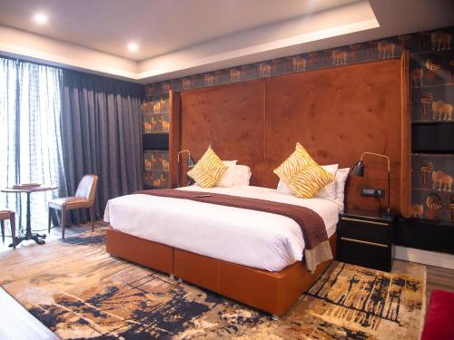 una camera con un grande letto di MGB Hotel at 2ten a Thohoyandou