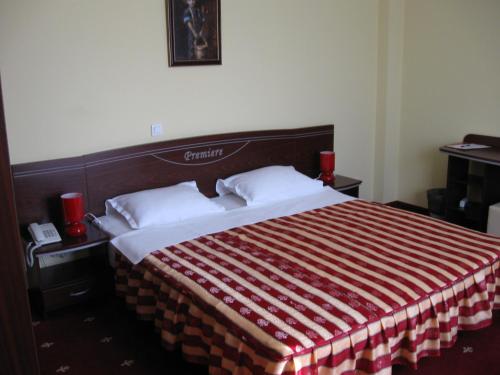 Ένα ή περισσότερα κρεβάτια σε δωμάτιο στο Hotel Premiere