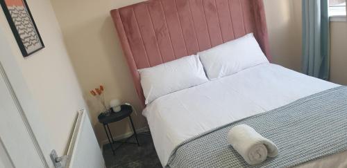 Katil atau katil-katil dalam bilik di The Grove- 3 Bed Detatched House Wolverhampton- Families and Contractors- Near Town Centre and Molineux Stadium