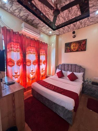 Un dormitorio con una cama con una cortina con caras. en The Peninsulla en Rishīkesh