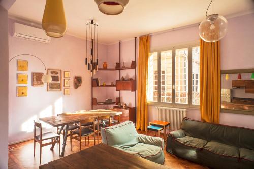 ein Wohnzimmer mit einem Tisch und einem Sofa in der Unterkunft Urban jungle in Bologna