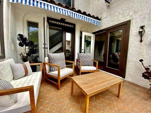 un patio con sillas, mesa y mesa en Casa Hermosa Hills en Hermosa Beach