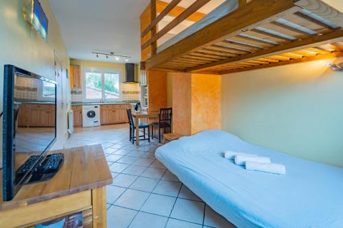 une chambre avec un grand lit et une cuisine dans l'établissement Room in Toulouse - Studio proche Airbus Toulouse St Martin Touch, à Toulouse