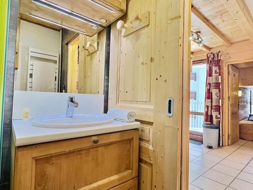 une salle de bain avec un lavabo et un miroir dans l'établissement Appartement pour 4 avec balcon à Tignes-Le Lavachet - FR-1-411-746, à Tignes