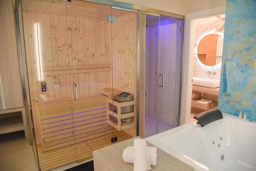 La salle de bains est pourvue d'une douche et d'une baignoire. dans l'établissement Shanti Rooms & Apartments, à Bacoli