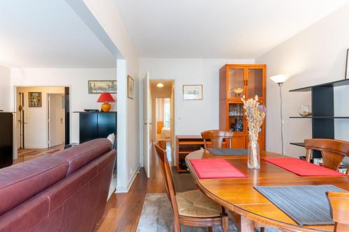 ein Wohnzimmer mit Sofa und Tisch in der Unterkunft L'Échappée Courbevoie - 2 Chambres in La Défense