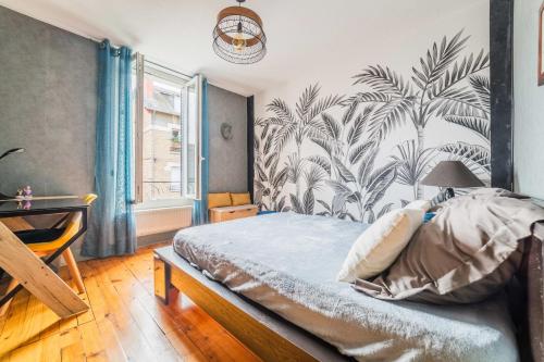 ein Schlafzimmer mit einem Bett mit einer tropischen Tapete in der Unterkunft SELVES 8 - Maison Jacuzzi in Brive-la-Gaillarde