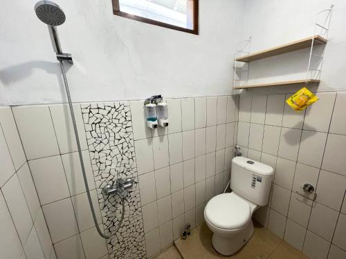uma casa de banho com um WC e um chuveiro em Nyawang Merapi em Cangkringan