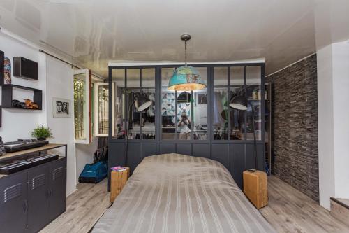 1 dormitorio con 1 cama grande en una habitación en Comme une maison à Paris, en París