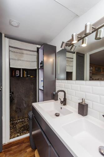 une salle de bain avec un lavabo et une douche dans l'établissement Comme une maison à Paris, à Paris