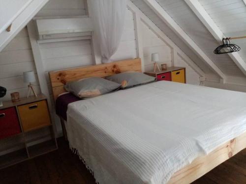 um quarto com uma cama com duas almofadas em Bungalow papaye em Sainte-Anne