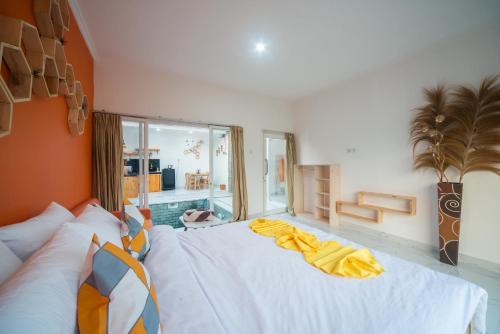1 dormitorio con 1 cama blanca grande y ventana grande en Modern Cozy Private Villa with 2Br Rooftop Sunset and Vineyard View, en Banjar