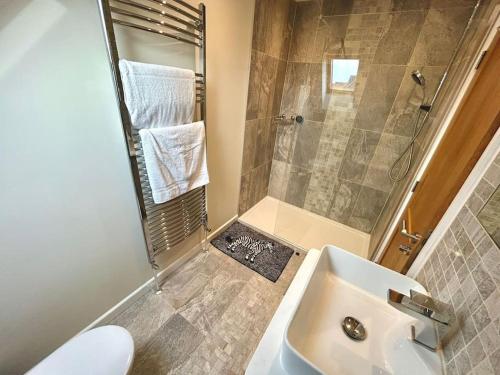 een badkamer met een wastafel en een douche bij Moonsticks in Norwich