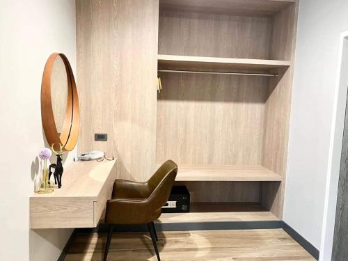 a bathroom with a desk and a mirror and a chair at S.R.SUNSHINE HOTEL in Ban Sok Dua