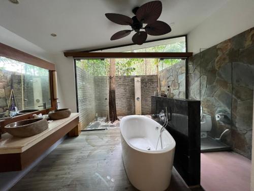 y baño con bañera grande y lavamanos. en Forest Villa 329 Flamingo Dai Lai, en Phúc Yên