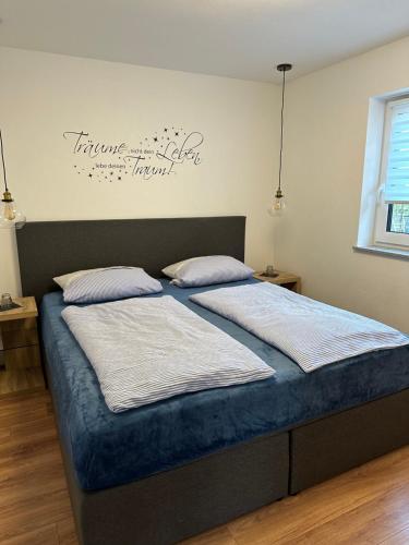 的住宿－Stern des Südens，卧室内的一张带两个枕头的床