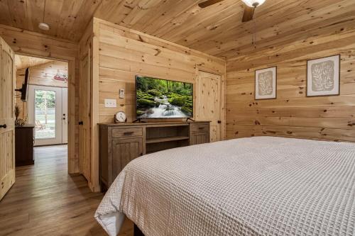 Giường trong phòng chung tại Ivy's Cottage, Pickleball Court, Creek, WIFI, Mountain Views, Starting at 79"