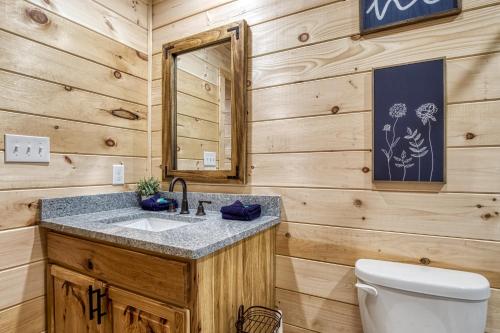 Phòng tắm tại Ivy's Cottage, Pickleball Court, Creek, WIFI, Mountain Views, Starting at 79"