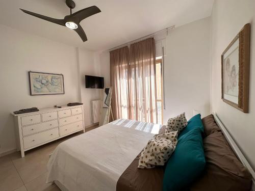 una camera con letto e ventilatore a soffitto di Kennedy38 a Bari