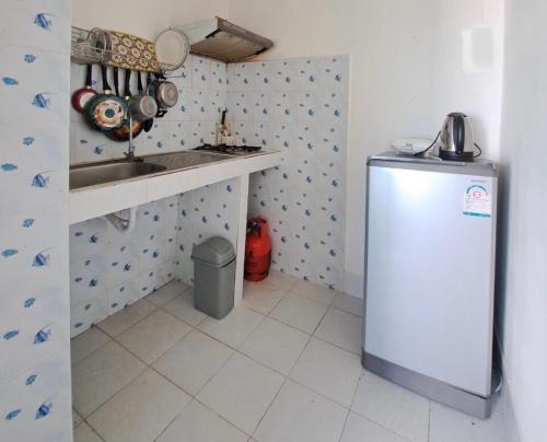 eine Küche mit Kühlschrank und Spüle in der Unterkunft Bo House in Patong Beach