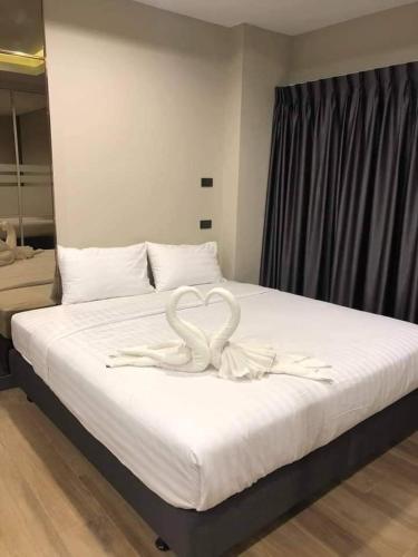 a bed with a white swan decoration on it at S.R.SUNSHINE HOTEL in Ban Sok Dua