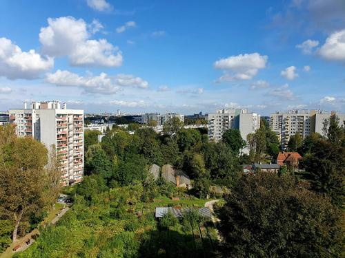 Blick auf eine Stadt mit hohen Gebäuden und Bäumen in der Unterkunft Apartamenty Cześć Kraków in Krakau