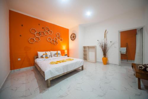 Кровать или кровати в номере Villa Rumah Lebah Seririt
