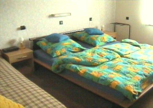ミヒェルシュタットにあるFerienwohnung Schaeferのベッドルーム1室(隣り合わせのベッド2台付)