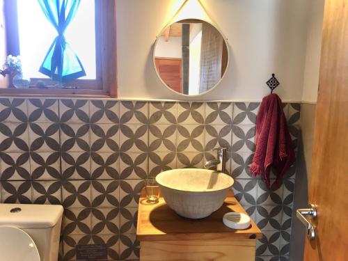 baño con lavabo y espejo en Casa luminosa y confortable rodeada de naturaleza en San Carlos de Bariloche