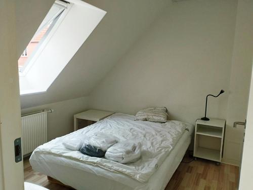 Una cama o camas en una habitación de Østergade 87. 1 th (id.026)