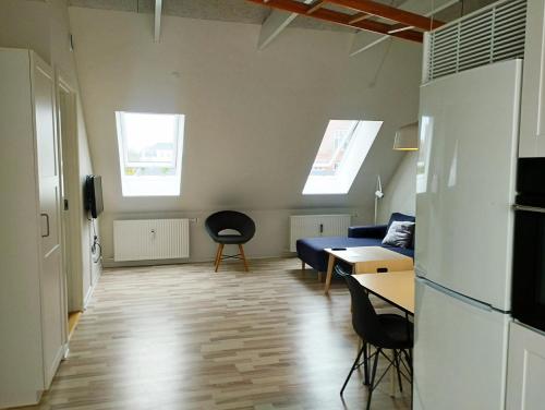 エスビャウにあるØstergade 87. 1 th (id.026)のソファとテーブルのあるリビングルーム