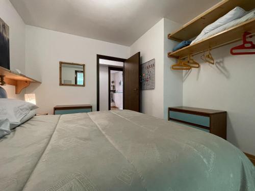een slaapkamer met een groot bed in een kamer bij 024 Trilocale, Giustino in Giustino