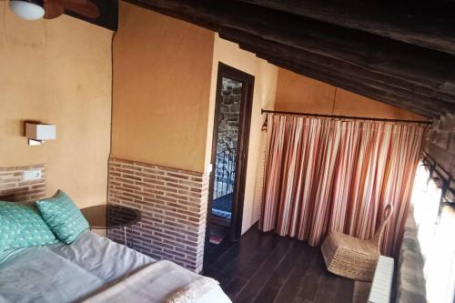 un soggiorno con letto e finestra di Casa Rural con encanto en plena Reserva de Urbión. a Vinuesa