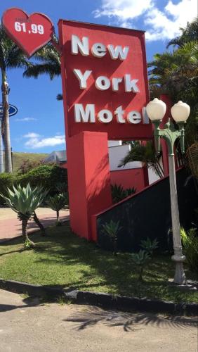 a new york motel sign next to a street light at New York in Juiz de Fora