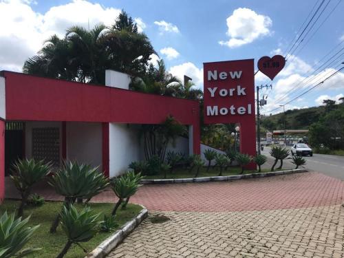 a new york motel on the side of a road at New York in Juiz de Fora