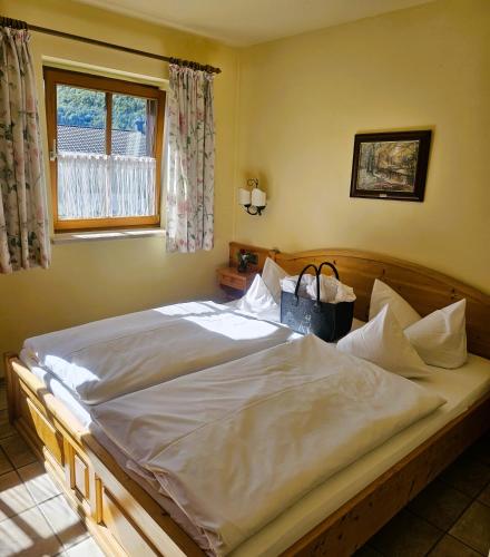 Una cama o camas en una habitación de DEVA Achentaler Vitalhotel